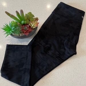 Lululemon Athletica Black Camo wunder under crop